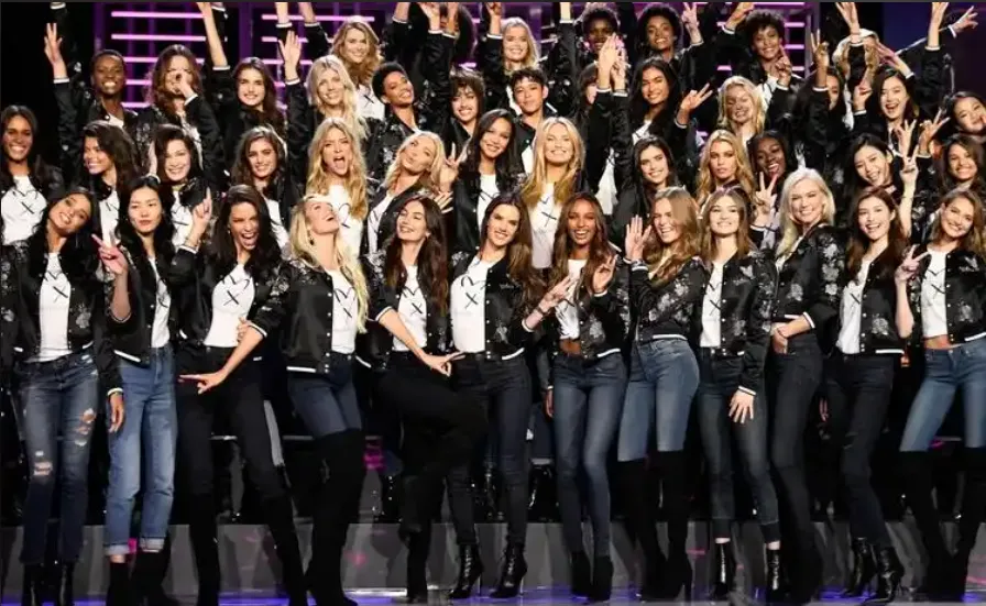 纤腰长腿的维密秀场，超模们光芒万丈？  暗藏的等级密码，就在一双翅膀上...