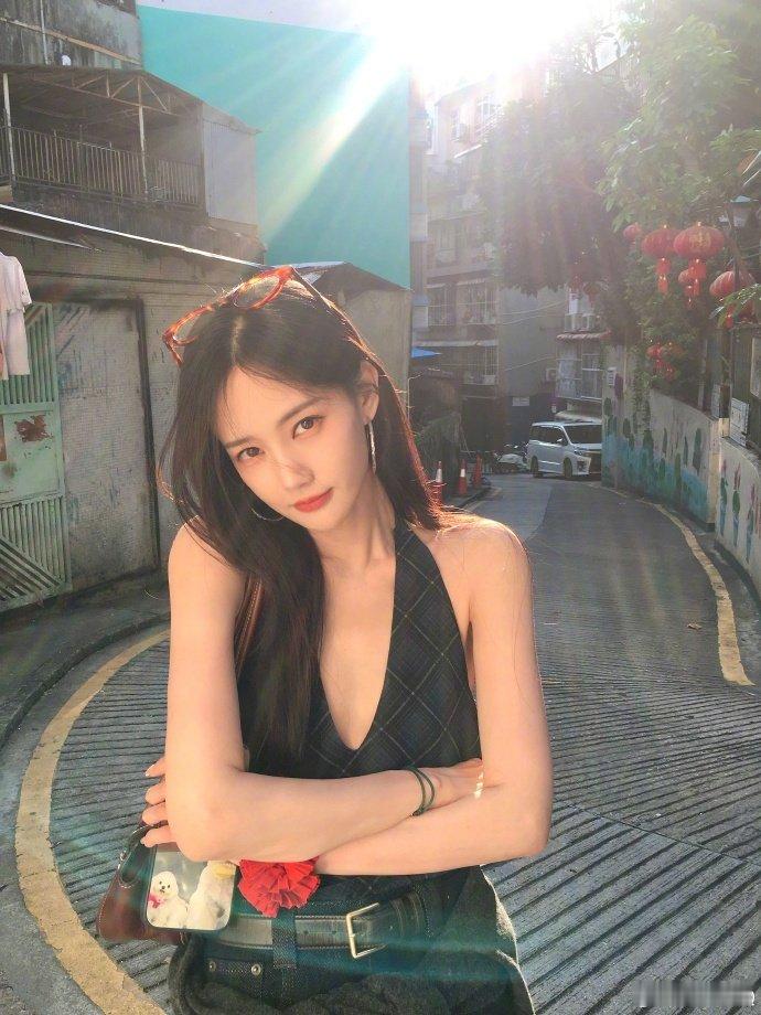 #李一桐拿了真蛇##李一桐好蛇一女的# 白蛇缠臂的瞬间我屏住了呼吸，她眼尾那抹冷艳的光，把疏离感拉满，这哪是红毯，分明是美神降临的现场。 ​