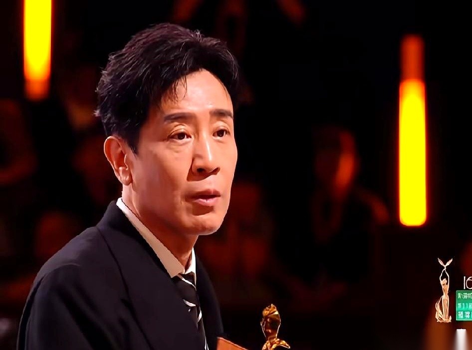 金鹰奖现场，何炅直接把于和伟辽宁老家的三个发小拽上了台。
现场专门安排复刻了一张老合影，中间留了个空位置给已经走了的大哥。
怼着脸的镜头面前，手里僵着奖杯的人和局促的朋友全卡在了到底是该干站着还是该上前抱一下的尴尬里。
何炅在旁边提示有个惊喜。
可你拿普通人的处境掂量掂量，这哪是惊喜。
你正上着班，