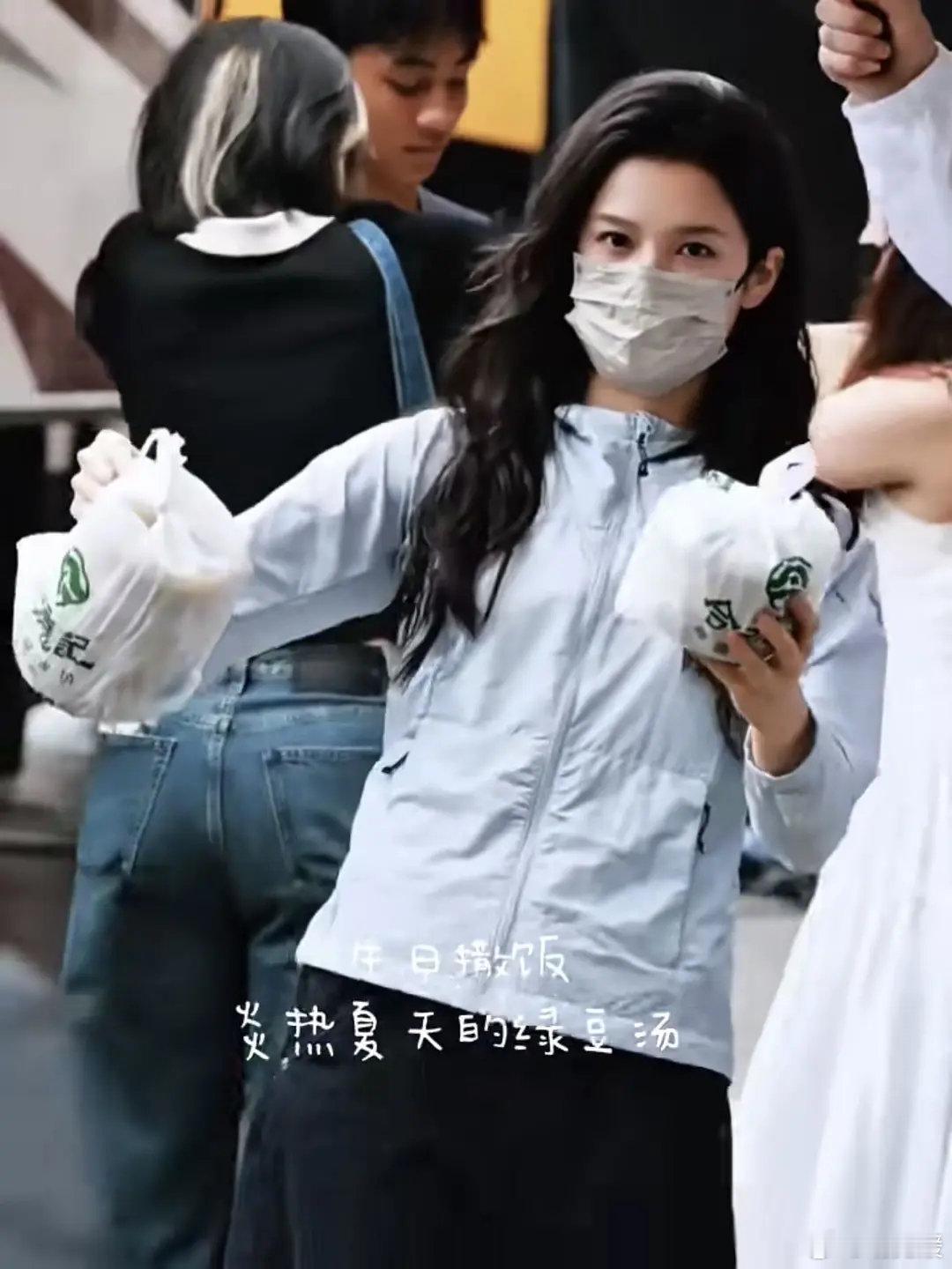 张婧仪之前收信还给粉丝鞠躬有点颠覆我的印象了

很少见到艺人亲自收信还会一个一个点头弯腰示意的…我还是比较相信这种真实的相处细节。 ​