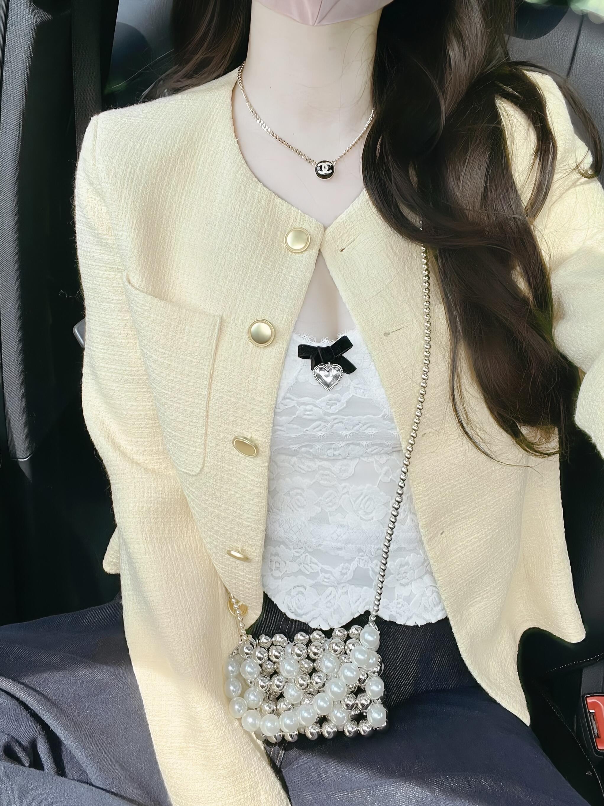 这位小姐姐在自拍，穿着好时尚！