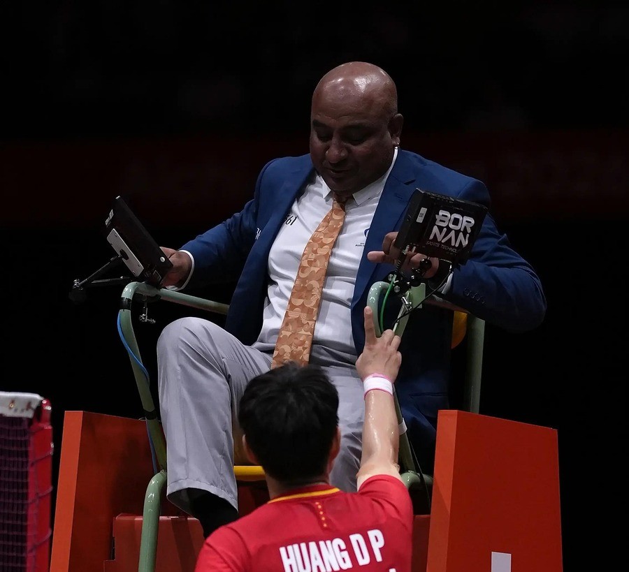 黄东萍拿过东京奥运会混双金牌。名古屋亚运会混双半决赛，她和冯彦哲两局只拿26分，12比21、14比21输给印尼组合西亚纳维和马尔瓦。连续两届亚运会，她都停在混双铜牌。同一届亚运会，另一对中国组合在决赛2比0赢下日本对手夺冠。
2022年9月，国羽拆开“黄鸭”。黄东萍改和2001年出生的冯彦哲搭档。黄