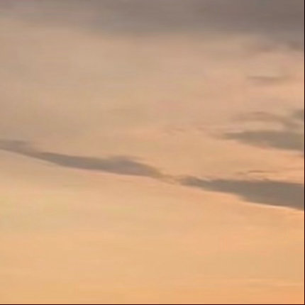 海隅落日  海面铺开一层柔和的橘黄暮色，落日半掩在轻薄云絮之间，暖融融...