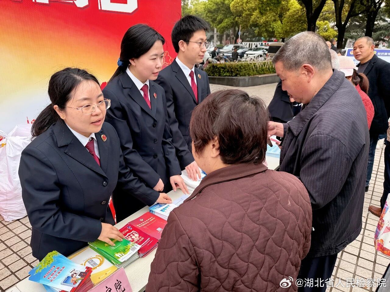#鄂检新闻#【把普法装进外卖箱，“法治快递”就这样跑进你家门】普法不能只在会场，更要送到群众家门口，荆门市掇刀区检察院把服务触角延伸到社区、乡村和街巷。在社区，针对养老投资、电诈、非法集资等高频风险，用身边案例拆诈骗套路，教“先冷静、再核实”的防骗招；在农村，赶春耕深入农资门店解读 ​