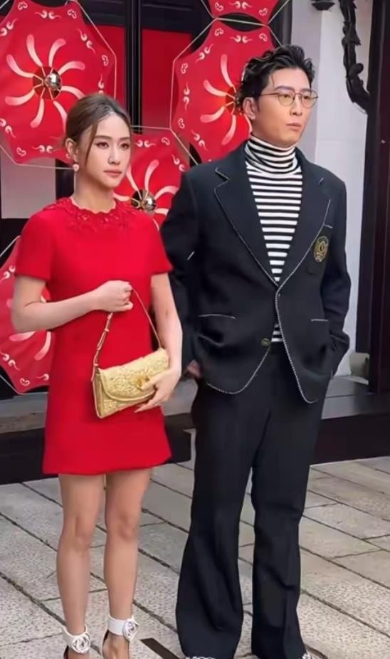 窦骁娶何超莲、辛奇隆娶何超盈，两桩婚事把赌王家族几房的家底和脾气都照出来了。何超盈2019年那场，四太给的嫁妆里光独立别墅加珠宝就够普通人几辈子，婚礼排场铺到明面上，谁都看得出那是给自家脸面撑场子。窦骁何超莲2023年巴厘岛办婚礼，港媒说新郎方出钱更多，三太一向低调，不是不肯疼女儿，是手里的盘子和四
