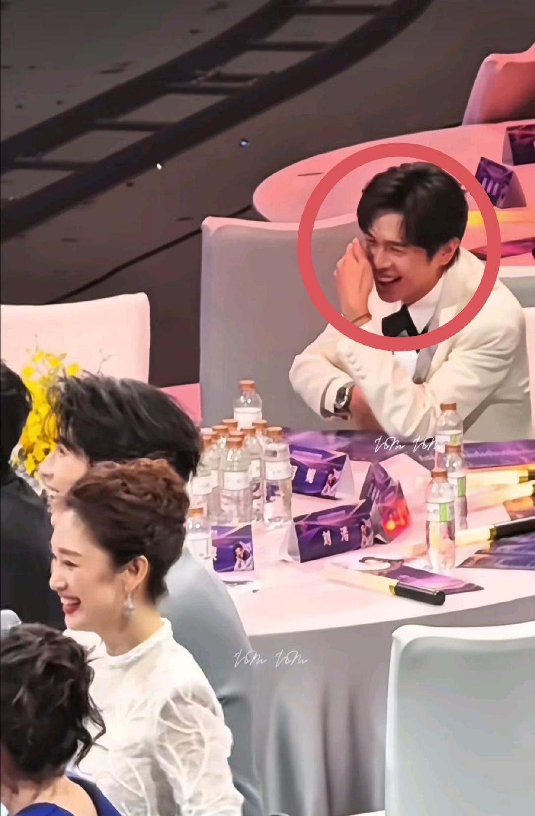 湾区晚会名场面不断！闫妮状态似微醺，彭昱畅强忍憋笑，崔健镜头堪称神来之笔 ​