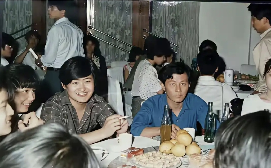 80年代末，刘欢与游本昌的旧照，这是某次节目后的聚餐。
二人都很年轻，如今都已归作尘土，看完不胜唏嘘。