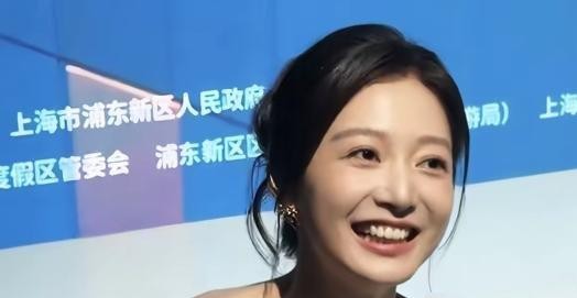 中传同宿舍的上下铺，毕业才四年，冯琳和孙乐言走出了截然相反的两条路，一个捧着人人羡慕的铁饭碗却得半夜盯剪辑机房，一个在流量池里彻底杀疯了！
当年冯琳顶着领诵员的光环，顺理成章进了东方卫视，在老一辈眼里这就是最稳妥的归宿。
可谁能想到，2026年10月她在一次访谈里直接挑破了窗户纸：
“没有节目