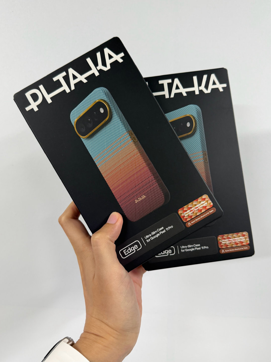经典壳比手机先到[柯基]
本来是没打算给 Pixel 11 Pro 配壳的，但……是吧[doge]
膜也买了，1688 上淘的，12 块一张的 AR 膜，两张起批，下单了两张试试，效果好的话再大量批发几张[奶牛猫] ​