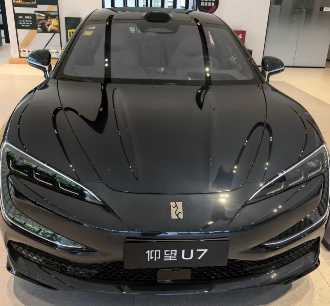 4S 店试驾仰望 U7 EV：五米长的大车开起来会笨重吗？
在门店申请了仰望 U7 EV 的试驾，试驾路线包含城市道路和一段快速路，这次重点说说驾驶层面的感受。
坐进驾驶位，坐姿偏低，前方视野不算特别开阔但座椅包裹感很好。起步时电门响应平顺，没有电车常见的窜动感，日常跟车比较轻松。深踩电门后动力释放