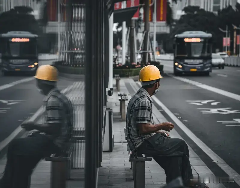 那天早上骑行时，我目睹了一场车祸，着实被吓得不轻。在这条东西向的乡间小...