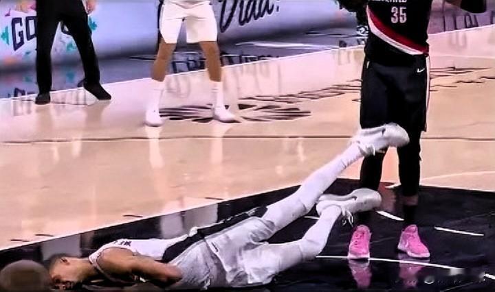文班亚马又受伤了！在今日马刺对阵开拓者的第二节比赛中，文班亚马重重摔倒...