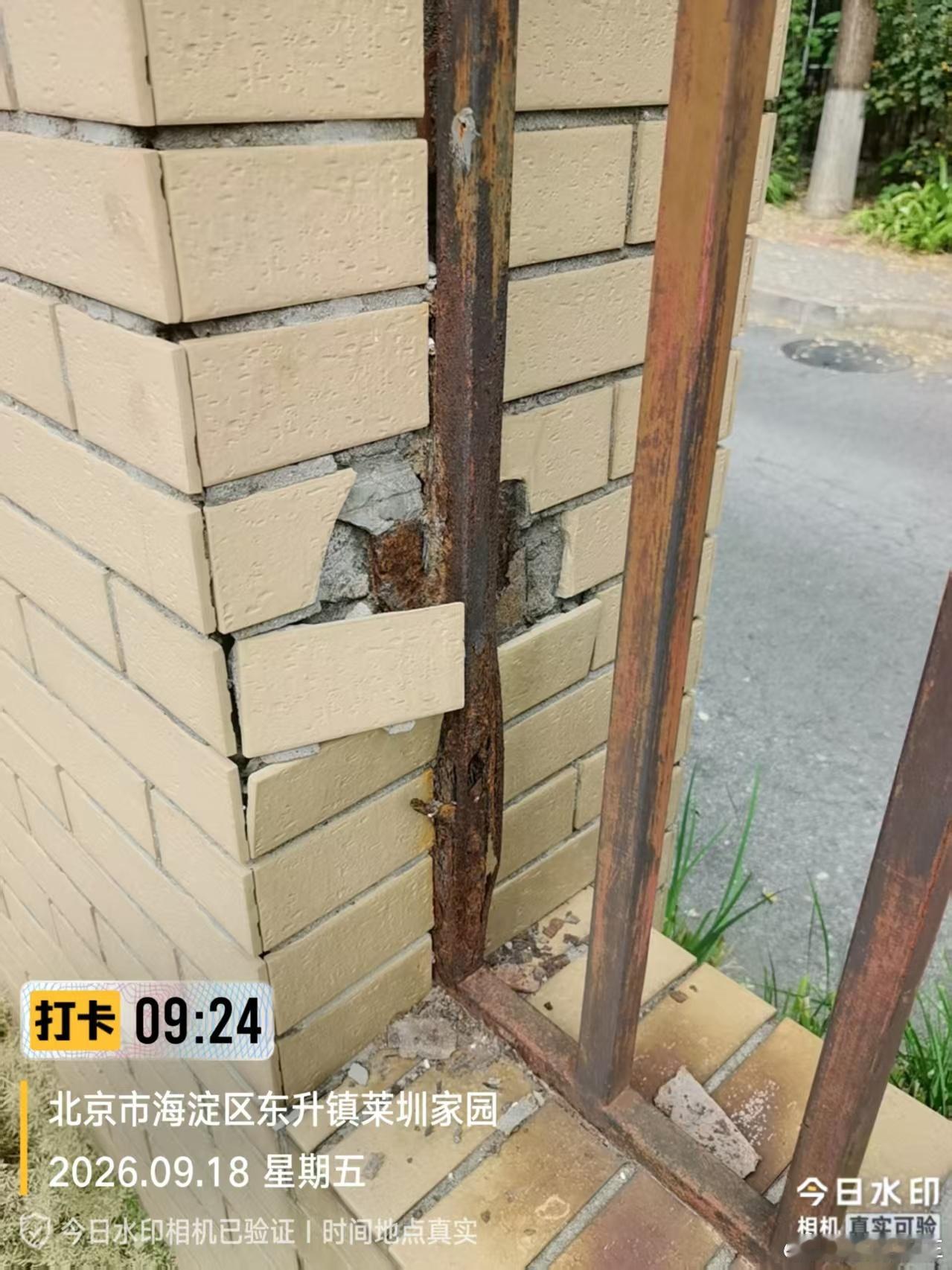 #求助##万科##每日一善[超话]##社区##海淀区莱圳家园# 马上国庆节，小区地面停车仍然未得到解决，消防部门主管单位依然无作为，小区物业公司依然对擅自胡乱停放的车辆无任何管理。消防隐患依然存在……试问有关部门及物业公司针对莱圳家园的机动车占用消防通道的事宜能否处理，不要让老百姓失望​