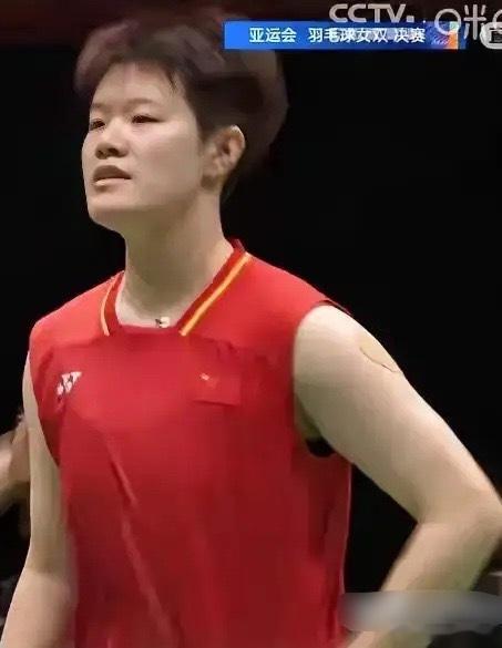圣坛组合决胜局16:13领先时，形势急转直下。先是刘圣书发球出界，优势蒙上阴影；随后18:17时她抢球丢分，还伤了左腿。带伤坚持、倒地救球，仍遗憾落败。愿刘圣书伤无大碍。 ​​​