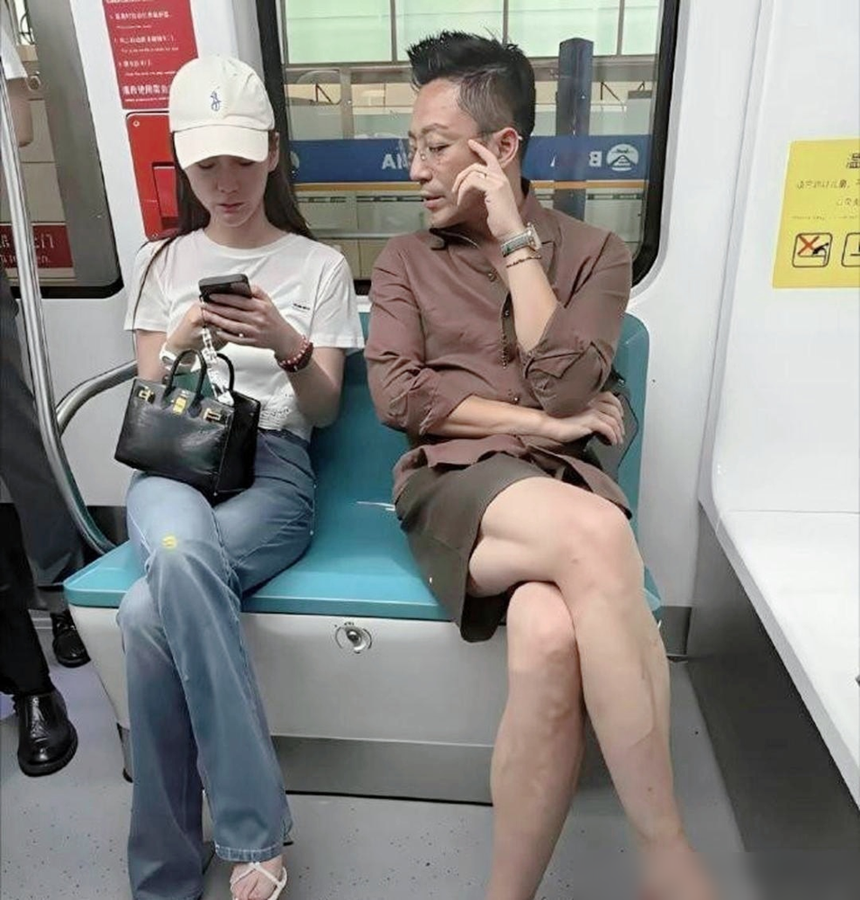 身家过亿，挤在地铁里被路人当扶手，愣是没人敢信。
周润发坐地铁，专挑过道站着，人多就缩角落，看见老人还让座。刘德华背着双肩包上地铁，墨镜一戴，没助理没保镖，站累了也就靠门框歇会儿。
吴镇宇最绝，被挤到脸贴玻璃，还在那儿乐。张卫健更实在，直接掏出老年乐悠卡，滴一声，优惠三块五。
刘青云天天菜市场