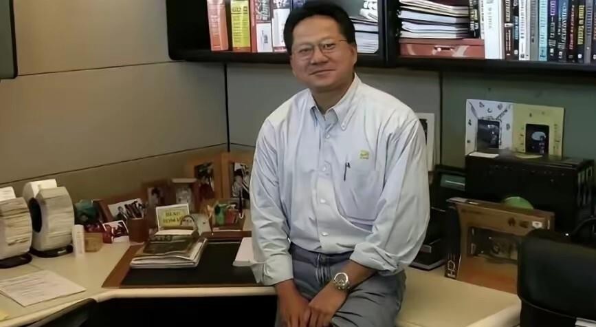 六十三岁的黄仁勋，身家千亿，全球科技圈呼风唤雨。可他自己在台北那场闭门交流会上笑着讲，刚和父亲开完会，老爷子一路追着给建议，他全程只能乖乖点头说“嗯嗯、好”。亚洲父母表达爱的方式就是这么别扭——不夸你多厉害，永远觉得你还能更好。那不是挑刺，是放心不下；不是否定，是把牵挂裹在批评里。全世界都听他发号施