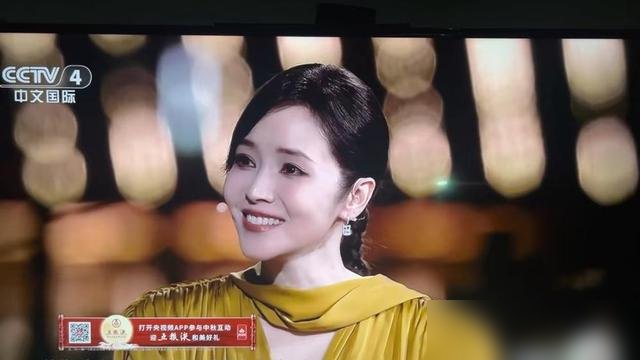 谢楠两次约陈丽君吃饭，全被拒了。中秋说要去央视录晚会，国庆更直接，说想一个人出去走走。一个刚爆红的越剧演员，敢这么干脆地拒绝吴京夫妇的饭局，这事本身就挺反常。搁别人身上，早拎着礼物上门了。但陈丽君没这么干，中秋把假期交给工作，国庆把时间留给自己，一点没觉得欠谁。通告排得密，戏台和片场两头跑，她偏要划