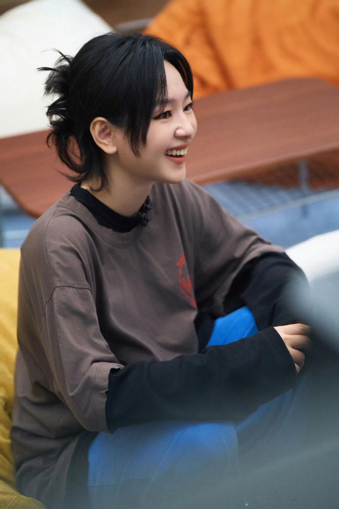 #王嘉尔踩到周笔畅裙子忙坏周深了#都好可爱，一块跳舞开团秒跟也好好笑，笔笔望春风唱的好好听，愿世界和平也好听 ​