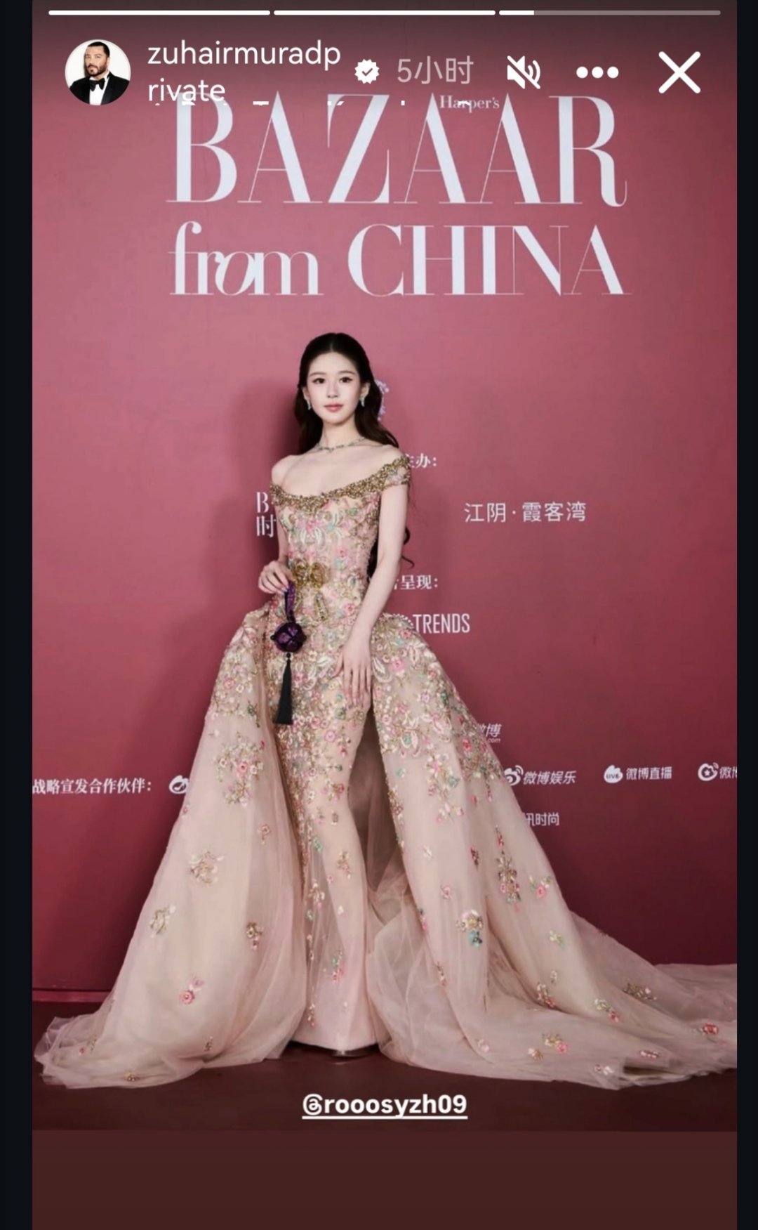 赵露思｜Zuhair Murad

赵露思亮相#芭莎红毯# 身穿Zuhair Murad 2026春夏高定系列礼服，高定品牌Zuhair Murad创始人兼创意总监ins火速认领，并收录赵露思红毯相关造型视频，赵露思也是内娱首位上身祖海高定闭秀款look的艺人面孔，高定女王排面拉满！#祖海高定压轴款# ​