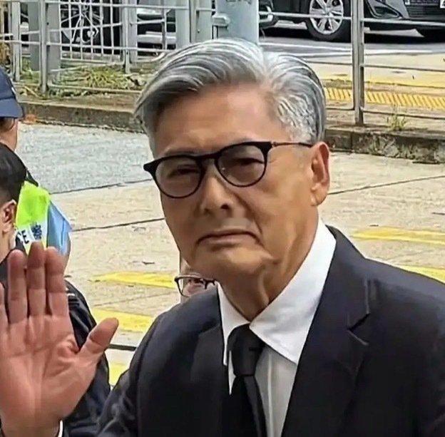 有钱人的想法真摸不透，71岁的周润发花1.28亿港元买下山顶豪宅，装修齐全却一直不住，也不租给别人，图啥 ​