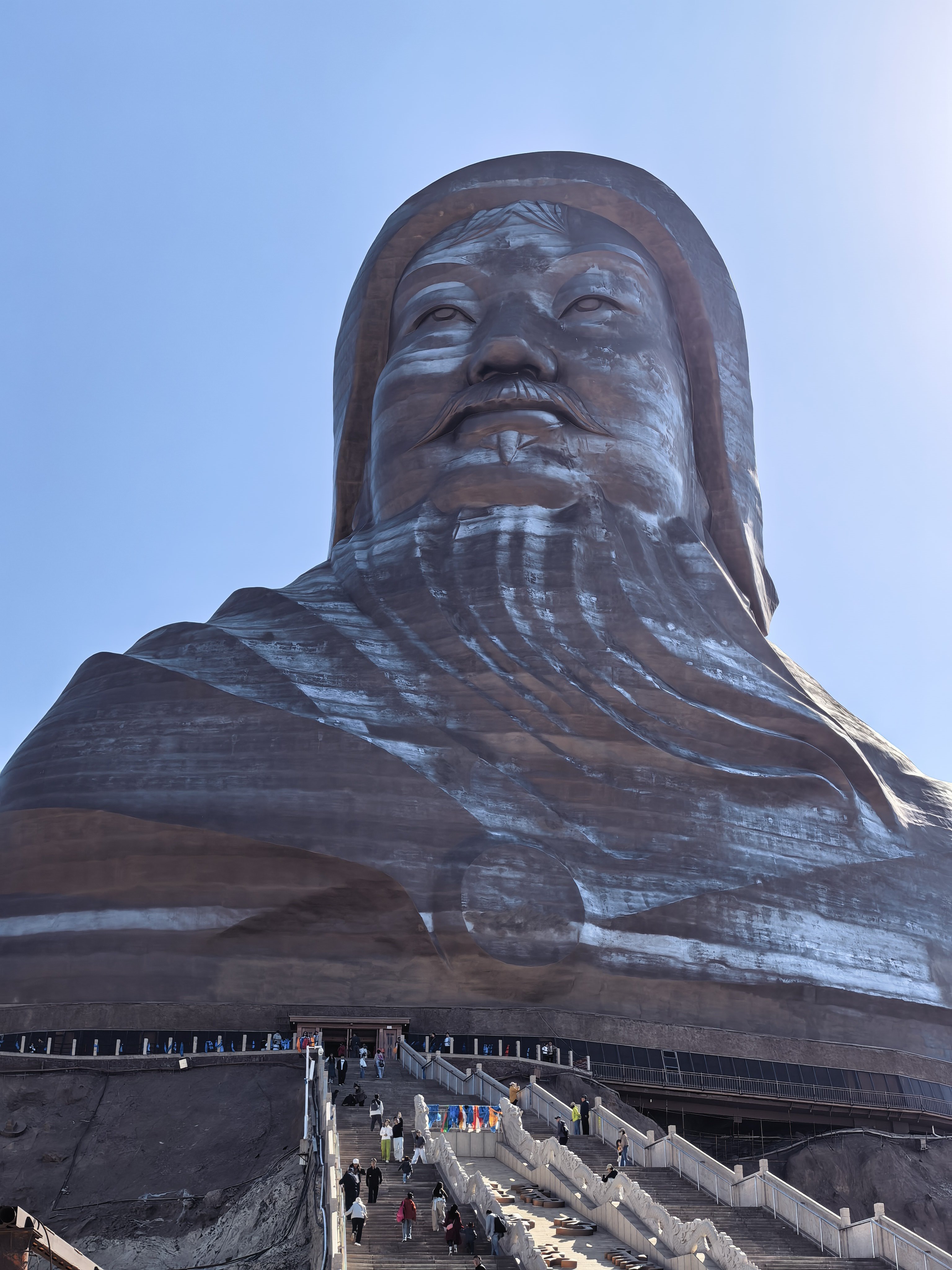 今天收拾回家，这个中秋加国庆假期扎实
三年前出差第一次来乌海，没想到今年带家人游玩还会再来到乌海，这次多逛了一个甘德尔山成吉思汗博物馆
这家餐厅三年前出差美团上搜的，当时觉得味道挺好，这次来直接连着吃了两顿，一顿涮肉火锅，一顿蒙餐，味道对我这个外地人来说，很不错，推荐
回家休息两天 ​