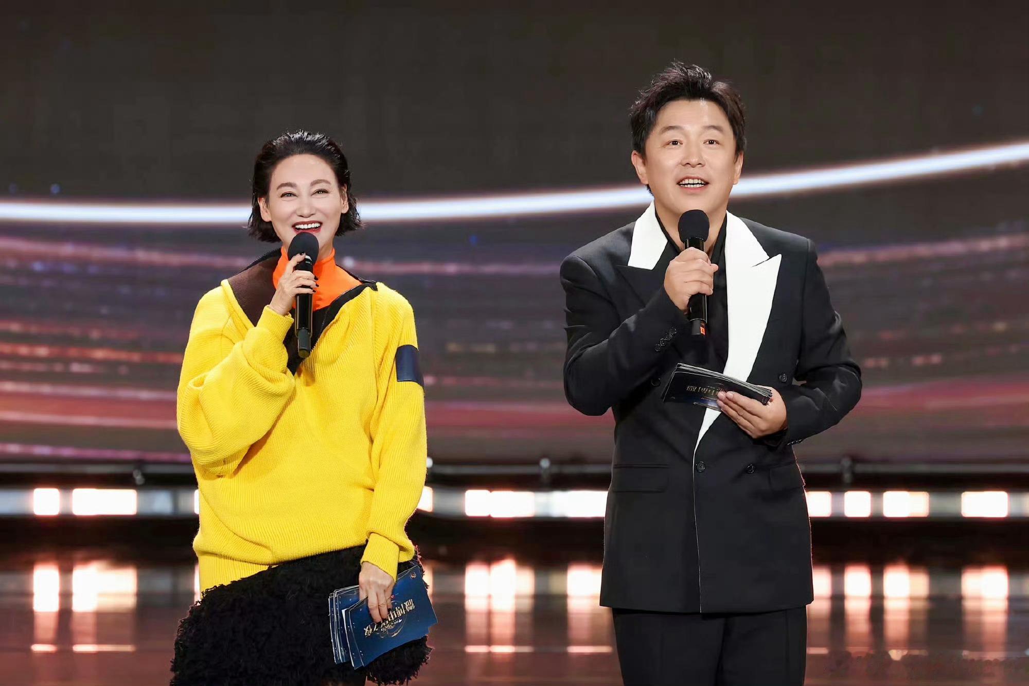 黄渤惠英红搭档迎来十周年，颁奖现场即兴表演17分钟脱口秀。二人抛梗接梗...