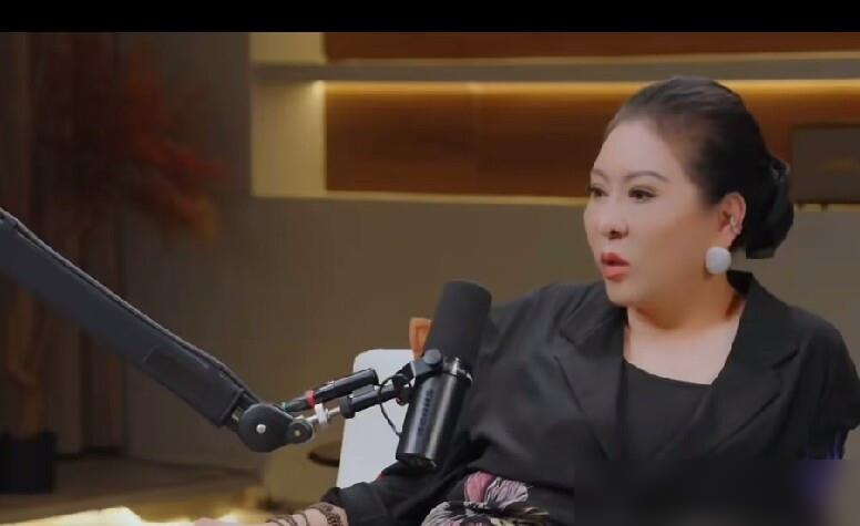 向太在鲁豫的节目里，没说那句话。
真要出事站郭碧婷，放弃向佐。
翻遍原始视频、逐字稿，没有。
这话是哪来的？网络标题，二手转述，越传越像真的。
但有意思的是，为什么大家信？
因为向太对郭碧婷的认可，确实硬。
郭碧婷是家里大姐，从小管弟妹。这种女人，管得住男人。
向佐什么脾气，向太心里有