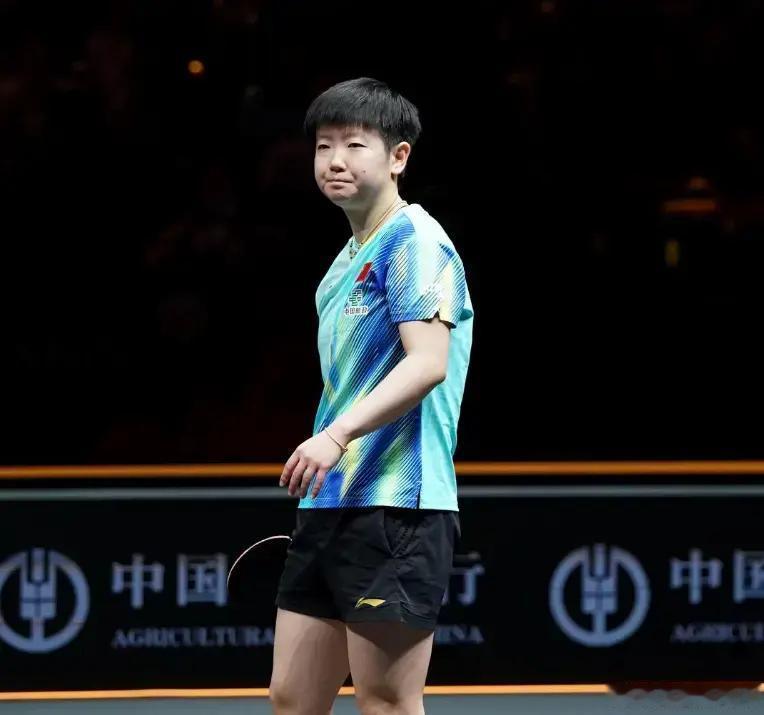 #孙颖莎 国乒#
WTT中国大满贯爆出一个不小的冷门。世界第一的孙颖莎1‑3不敌泰国选手帕拉南，止步32强。
 
赛后她坦诚道出缘由：刚打完亚运会几乎没有休整，体能消耗巨大，赛前一晚还发起了低烧。没有找多余的借口，也坦然认可对手准备充分、发挥出色 。
 
竞技体育本来就没有永远不败。长期高密度连轴 ​