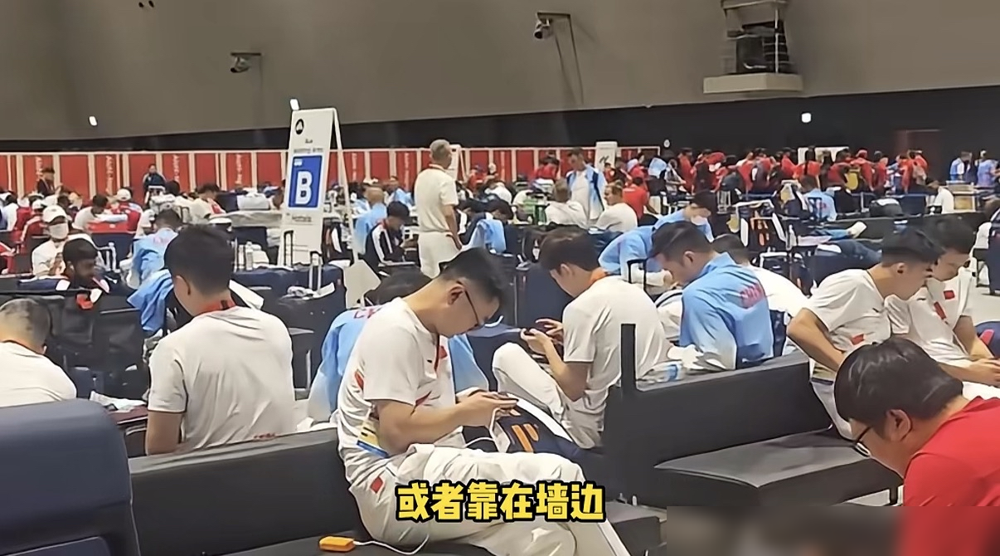 名古屋机场系统崩了，大巴全瘫，中国队一下飞机就困在原地。别人还在傻等，羽毛球队已经跑没影了。贾一凡直接拍板，又是抢公共大巴票又是摇人，总领馆搭线、侨胞出车，下午四点半全队走光，成了最早脱困的。反观体操队，21个人系统只刷出2个，没饭没水，队员只能铺瑜伽垫当训练房，硬生生耗到傍晚六点，张博恒饿得发文说