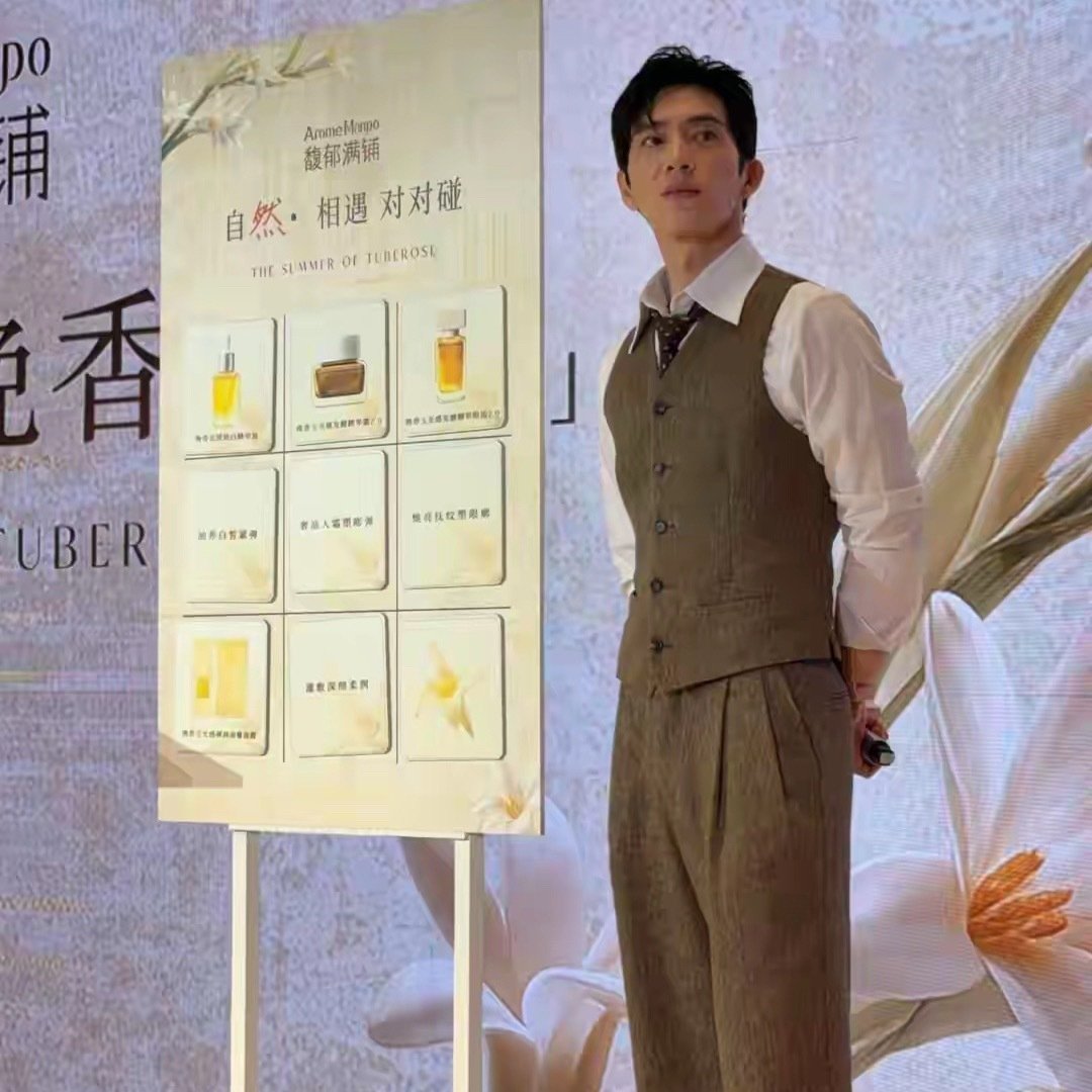 井柏然这人气真是杀回来了，杭州恒隆广场被围得水泄不通，甚至有人凌晨三点就去排队。
现场他一身Loro Piana亚麻棕西装，简约又矜贵，生图状态也很能打[期待][期待] ​