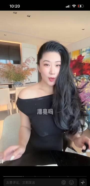 谢贤和小他四十多岁的Coco在一起十二年，很多人当年觉得这无非是娱乐圈的炒作，其实谢贤是真的尊重这个姑娘。
最触动我的是刚认识那会儿，Coco竟然连续拒绝过谢贤两次邀请。
谢贤在圈里红了一辈子，平时见惯了巴结他的人。
但Coco当时自己做模特能赚钱，完全没想着去讨好谁，也没觉得自己矮一截。
这种不迎