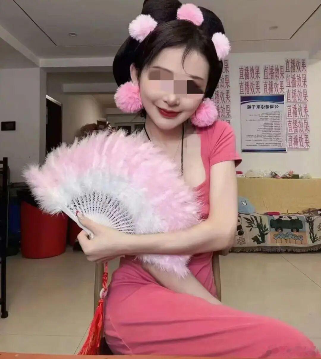 干饭莹最近在美食圈直接杀疯了，就靠吃饭快直接出圈。
刷到她的探店视频我直接看傻，别人探店吃一份爆辣肥肠粉，要慢慢嗦粉、吹凉、配个小酥肉，全程至少15分钟。她连汤带粉加两个煎蛋，连嚼带咽3分27秒就扫干净了，碗边连个油星子都没剩，老板站旁边直接看愣，连送的酸梅汤都忘了递。
她不是那种狼吞虎咽糟蹋食物的