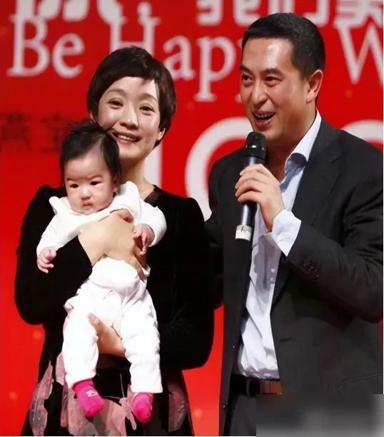 张嘉益在成都看房，评论区一堆人酸戏子赚钱真容易，我真笑了
你试试每天比别人早起一小时，拿滚烫的热水往背上浇，就为了把僵成一块铁板的脊柱烫开。这罪，他受了34年。
22岁确诊不死的癌症，拍戏不用替身，威亚自己上，疼得扶墙也不吭声。他那标志性的驼背走路，不是派头，是骨头长死了，直不起来。
 ​