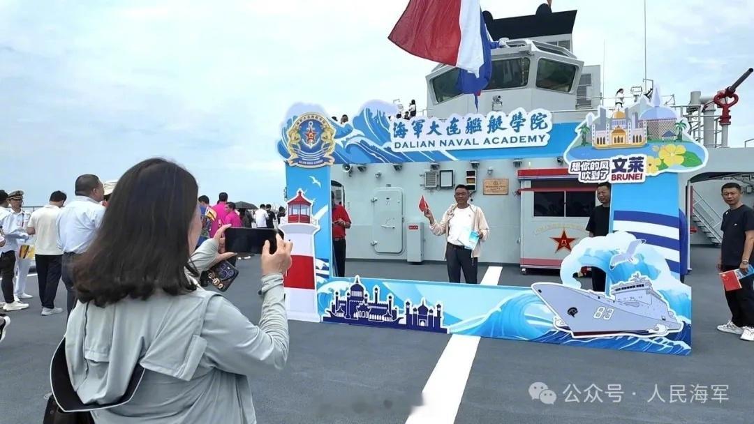 【海军83舰编队抵达文莱进行友好访问】当地时间7月24日上午，正在执行...