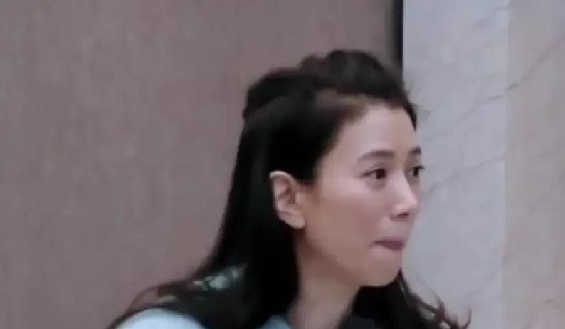 包文婧在综艺里说包贝尔比金城武帅，袁咏仪当场愣住，问她你到底看上他哪里了。

袁咏仪问完，全场安静了几秒。包文婧没犹豫，说她老公有才华，有担当。

节目播出去，网友炸了。有人说她恋爱脑，有人说她自我感动。更多人翻出包贝尔的照片，配文，就这？

包贝尔自己后来在采访里说过，北漂最穷的时候，他跑龙套一天