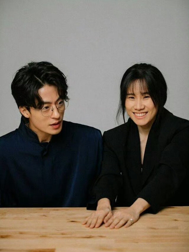 #具教焕李玉燮已结婚四年#
韩国演员具教焕与导演李玉燮已于2022年登记结婚，至今隐婚四年近期才正式公开，且两人暂无举办婚礼的计划 ​