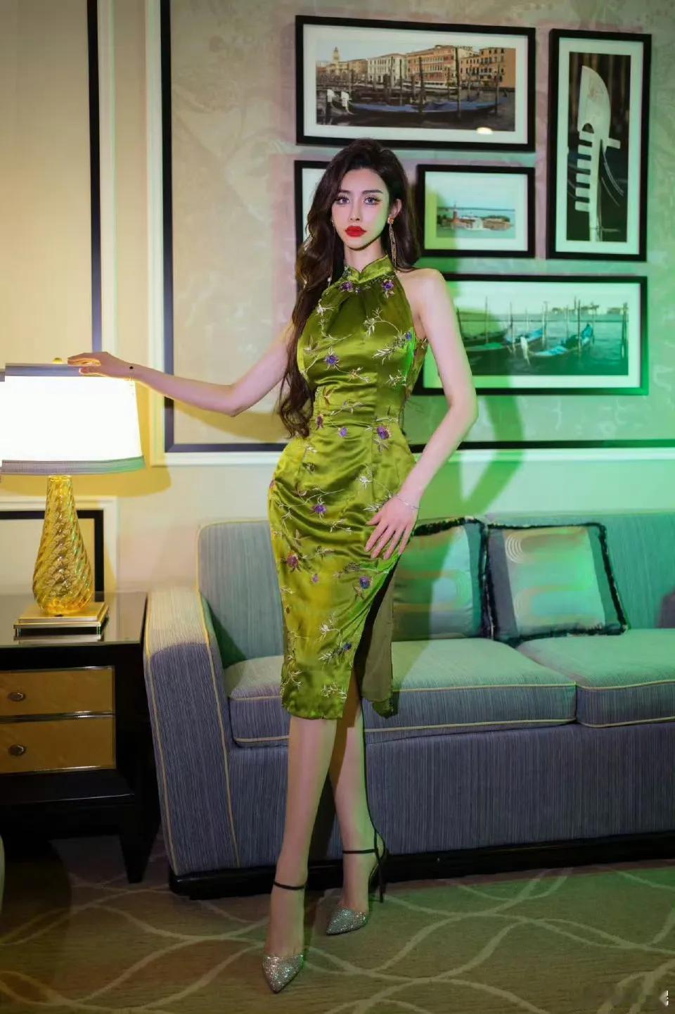 陈欣馜，绿意美人 优雅绿衣美人，坐在沙发上，尽显高贵气质。💃👗👠