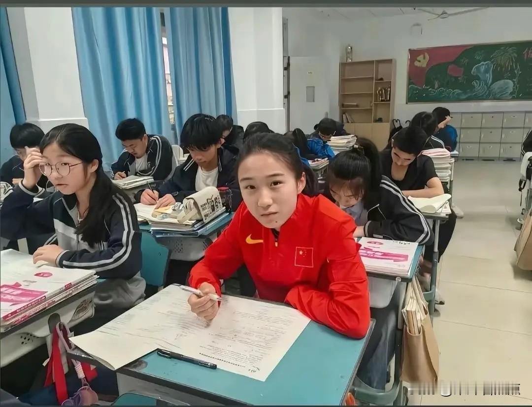 “小孩姐”陈妤颉又要乖乖回教室了，浙江宁波效实中学。跟赛道上的画风太不一样了。

刚从亚运赛场载誉归来 陈妤颉要回高中当普通学生
陈妤颉结束亚运征程 回到宁波母校补落下的课程
之前刷到亚运赛场上陈妤颉冲线的视频，我还在感叹这17岁姑娘的爆发力太惊人，转头就看到她要回宁波效实中学上课的消息，强烈的反差