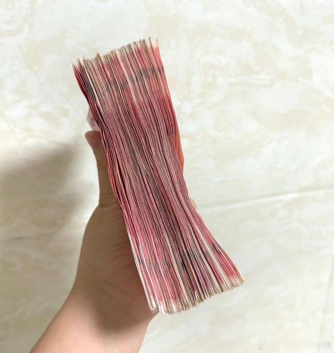 别说iPhone有多贵，现在那个手机不贵，中端机基本上五六千起步，折叠屏基本上一万起步，哎，很奇怪，大家都说经济下行没钱，一万手机说买就买了#iphone##一部iPhone到底有多贵# ​