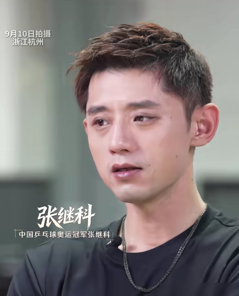 只要被小胖超过，别人再想翻过来根本不可能。张继科这句断言，真够毒辣。
翻开樊振东的履历，句句印证：十年稳居世界排名前三，三大赛单打外战至今全胜。巴黎奥运0比2落后张本智和，濒临淘汰边缘，照样绝地反击拿下大满贯。
凭什么这么无解？
张继科看得很透：差距不在球台上，全在场外。别人练完拉倒，樊振东眼