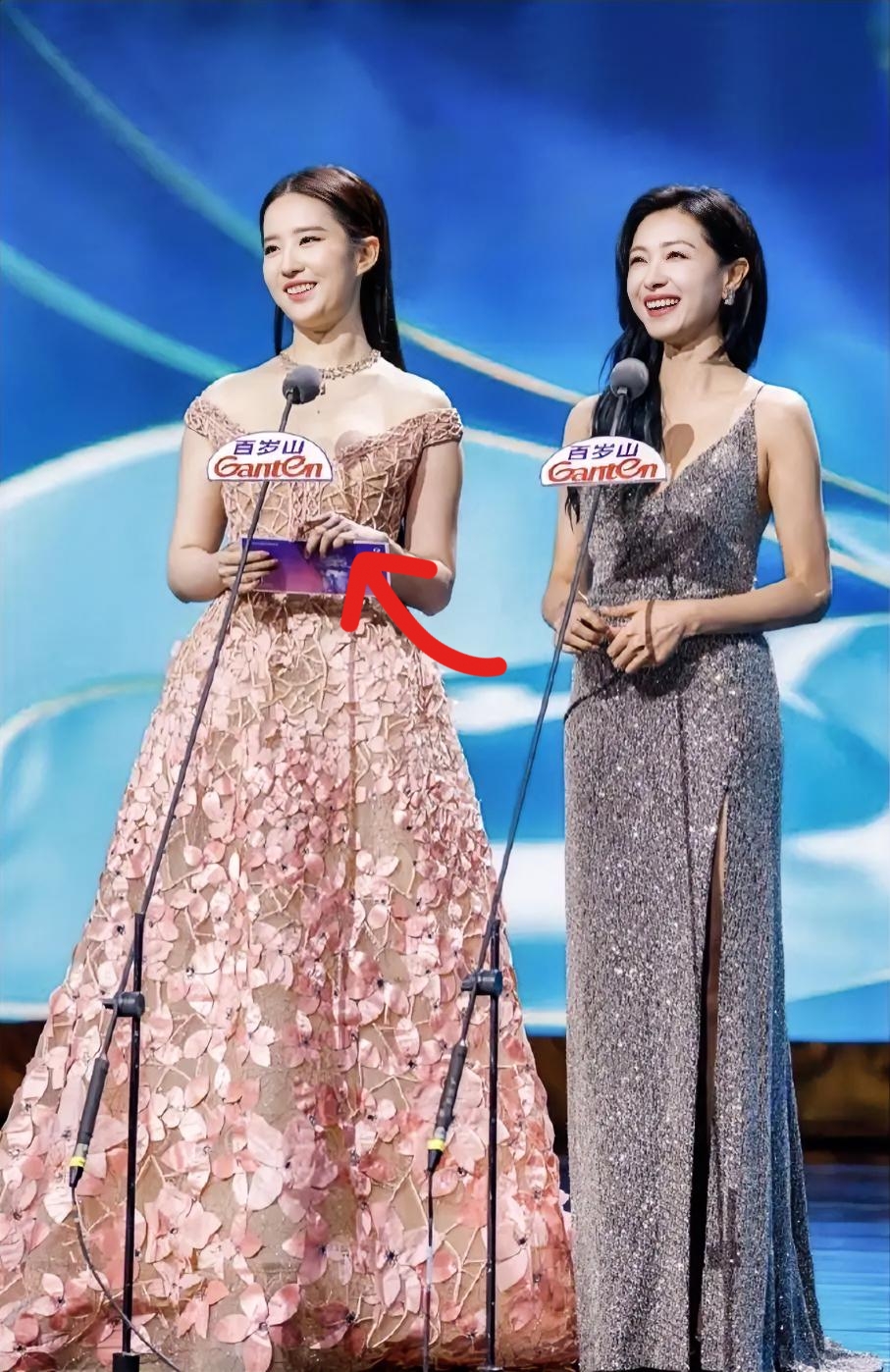 真羡慕今晚可以一饱眼福了 这两位美女同框，你更喜欢谁？  刘亦菲一直以...