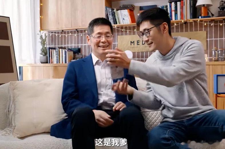 #Tim父亲出任影视飓风董事长#记得之前还特意解释说他们公司跟他爹没啥关系，虽然他爹是圆通老板，但是甚至连快递费都不给优惠的。

好了现在摊牌了，又是羡慕富二代的一天！ ​