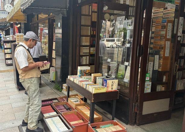 日本旧书店遭神秘买家扫货，超50吨书去年运去美国喂大模型。我刷到日媒说的实景，那些人从历史哲学到偏远地方志全收，有店一天卖上百本，单店破千，包裹后来集中到冈山县一家物流中心。Anthropic早干过切书脊扫描的事，法院还判合法购书后扫描训练算合理使用。我看这事挺荒诞，几万亿估值的公司不去想新路子，跑