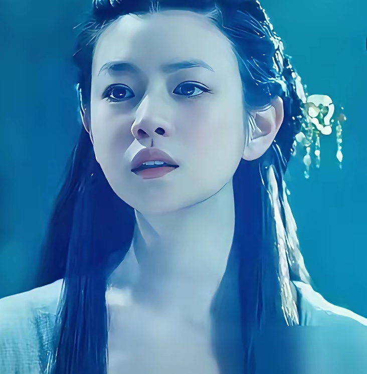 陈妍希版小龙女最讽刺的地方，
从来不是长得不好看，
是定妆时全票通过，翻车了全让演员扛。
​​当年66个女孩试妆，她全票当选。于正说定妆那瞬间全场都愣住了，跟陈淑芬画里的小龙女一模一样；陈晓看了直说震惊，杜淳也夸太美。
​那时候她减到91斤，捧得像天仙下凡。
​结果照片一出来，全网直接叫 ​