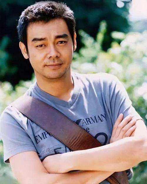刘青云1964年生在香港，家里三个孩子，他排老二。父亲是厨师，母亲是家庭主妇，一家五口挤在九龙城寨的木板房里。他从小不爱说话，成绩也不好，中学毕业就去当邮差，每天背着几十斤的信件爬楼梯。1983年他考上无线电视艺员训练班，同期有刘嘉玲、吴君如、曾华倩。他长得黑，又不帅，跑了五年龙套，台词不超过十句。
