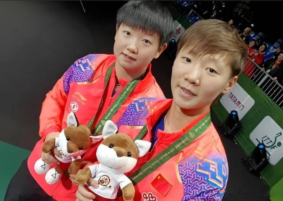 乒乓亚运女单冠军争夺战孙颖莎对王曼昱，王曼昱赢了！

比赛是非常精彩也令人紧张的，第六局王曼昱8比10落后，手握四个局点，换谁都得捏把汗。但她硬是咬下来了，15比13锁定胜局。这种大心脏，真不是练几天就能有的。

距离上一次在雅加达夺冠，整整八年。中间经历过低谷，也面对过质疑，但她没停下脚 ​