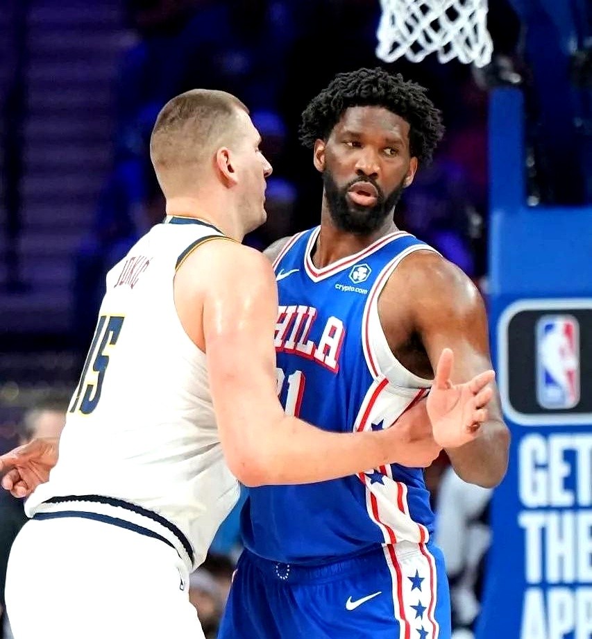 下赛季NBA内线工资单曝光，约基奇一年拿走5903万美金，稳坐第一。

这份榜单扫下来，竟然挑不出一个混子。字母哥和浓眉5846万并列第二，恩比德5799万紧咬其后。往下数，唐斯、莫布里、阿德巴约，连第十的萨博尼斯都稳拿4547万。

老板们凭什么砸这么多钱？翻开履历，这十人不是MVP就是总冠军，最