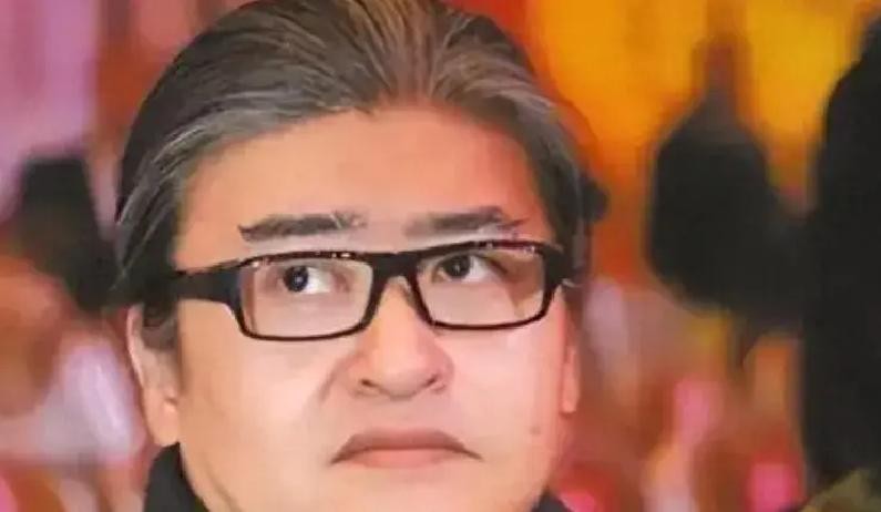 刘欢中秋后走了，63岁满屏悼念里才翻出他亲弟弟：相差10岁在北京电台当了20年主持人，不蹭哥半点光反而活成另一种体面
刘欢去世消息传开时，弟弟刘啸正坐在北京电台二楼导播间，摘下耳机搁在控制台边，顺手调了调下期《欢乐正前方》的片头音效。满屏悼念文字与这个日常动作之间，隔着一整个娱乐工业的逻辑。
财经生