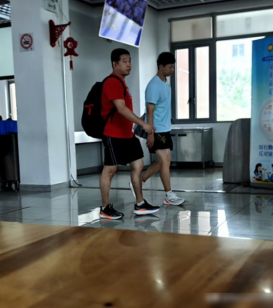马龙还在崇明岛基地当陪练熬心血，许昕却在马尔代夫的沙滩上舒舒服服地遛娃。
国乒最近封闭集训，男队断档危机急人，马龙带着一身伤现身基地，给年轻队员喂招。
球迷到处找大蟒，结果人家8月30日带着全家出国度假去了。
其实7月份，许昕刚陪马龙拿下全锦赛男双冠军。但转头他就在直播里交了底：不打乒超联赛了