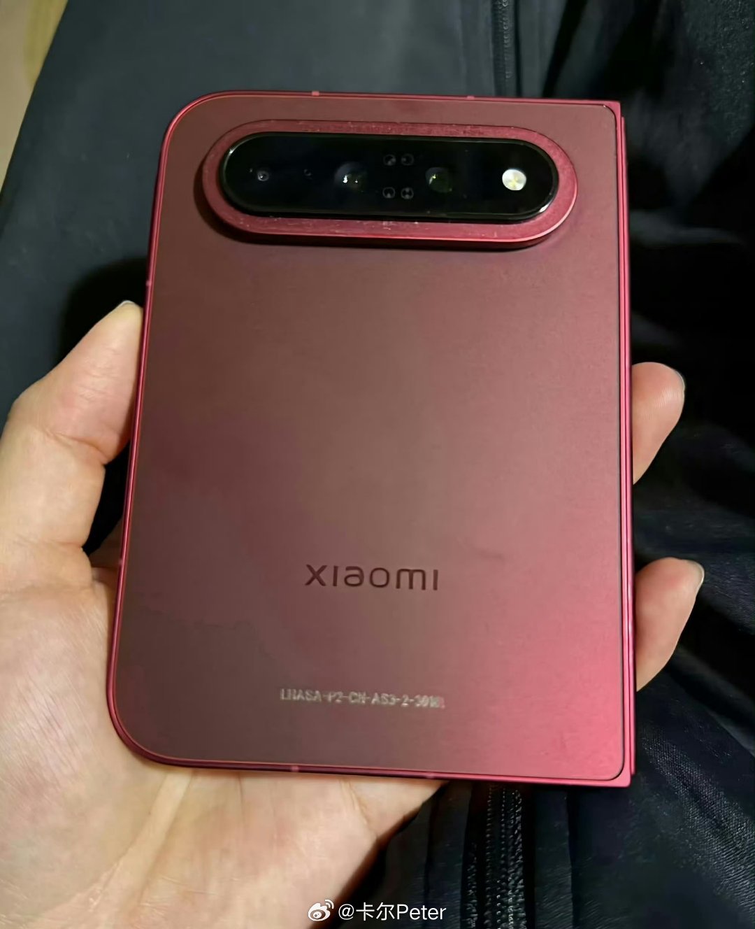 小米18fold折叠机，看起来应该是工程机，不是量产机吧，量产机不会这么丑吧 ​
